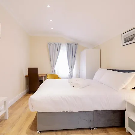 Pass The Keys Flat 3 And 4 Top Floor Comfy Two Studio Rooms